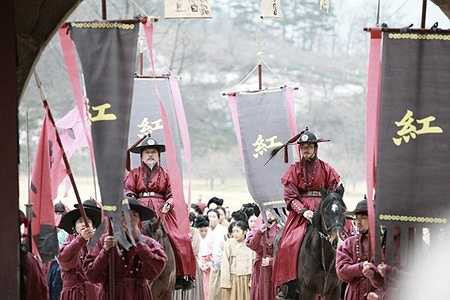 Hình ảnh các cô gái trẻ tuổi đôi mươi đến từ các vùng miền khác nhau bị ép vào cung.