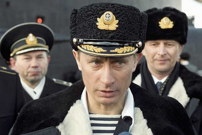 Tổng thống Putin trong một lần quan sát hạm đội tập trận tàu ngầm