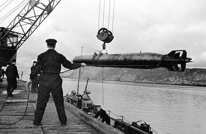 Binh sỹ nạp ngư lôi cho tàu chiến của hạm đội