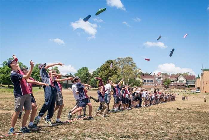 Nhiều người ném dép tông cùng lúc nhất. Trường trung học Armidale ở Australia nổi tiếng nhất với trò chơi này và như thường lệ, hàng năm tất cả học sinh ở trường này thực hiện việc ném dép tông cùng một thời điểm với nhau