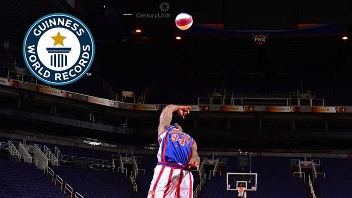Ném bóng vào rổ từ khoảng cách xa nhất mà không cần nhìn. Corey 'Thunder' Law của đội bóng Harlem Globetrotters ghi tên mình vào sách kỷ lục Guinness nhờ việc thực hiện động tác ném rổ thành công từ khoảng cách 25m