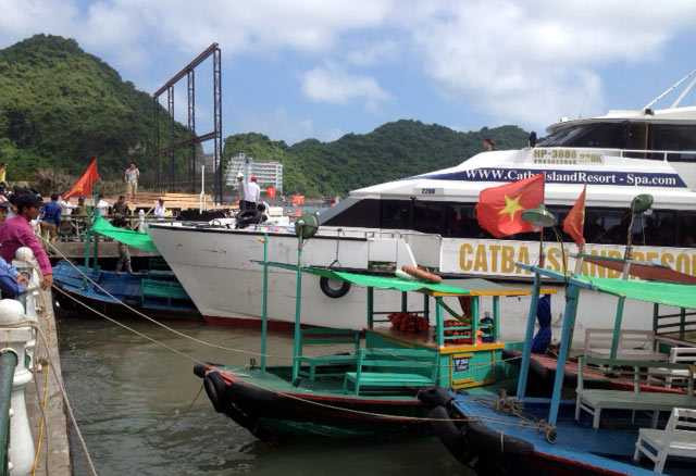 Tàu cao tốc lao lên bờ, hàng trăm khách la hét ầm ĩ