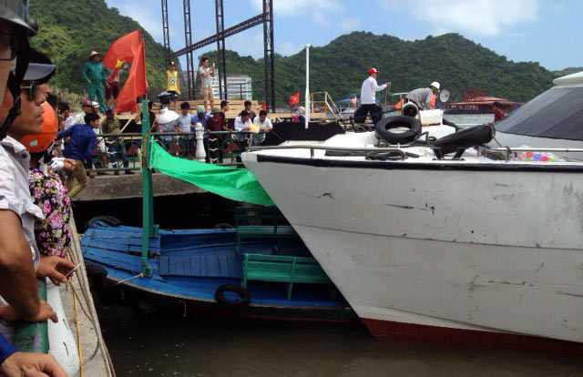 Tàu cao tốc lao lên bờ, hàng trăm khách la hét ầm ĩ