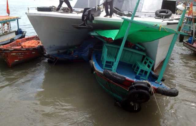 Tàu cao tốc lao lên bờ, hàng trăm khách la hét ầm ĩ