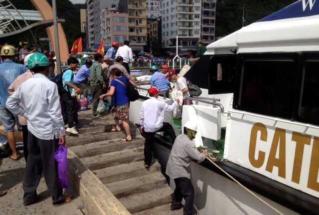 Tàu cao tốc lao lên bờ, hàng trăm khách la hét ầm ĩ