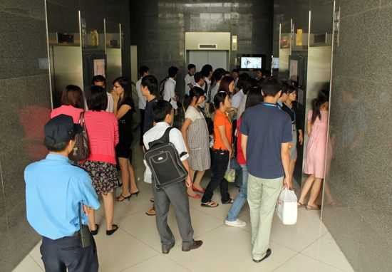 Trực tiếp Chào buổi tối: Giá xăng không giảm, người dân phản ứng như thế nào?