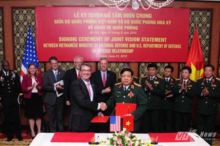 Bộ trưởng Quốc phòng Mỹ ký kết văn bản với Đại tướng Phùng Quang Thanh