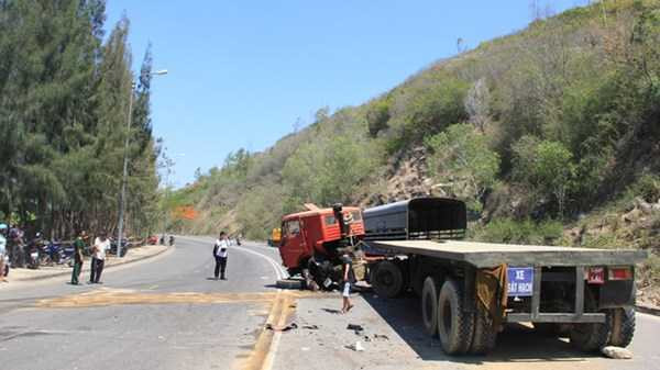 Xe 7 chỗ tông xe đầu kéo, một người Đài Loan tử vong