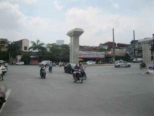 Bí thư Hà Nội lý giải phải chi 2,5 tỷ đồng làm một mét đường