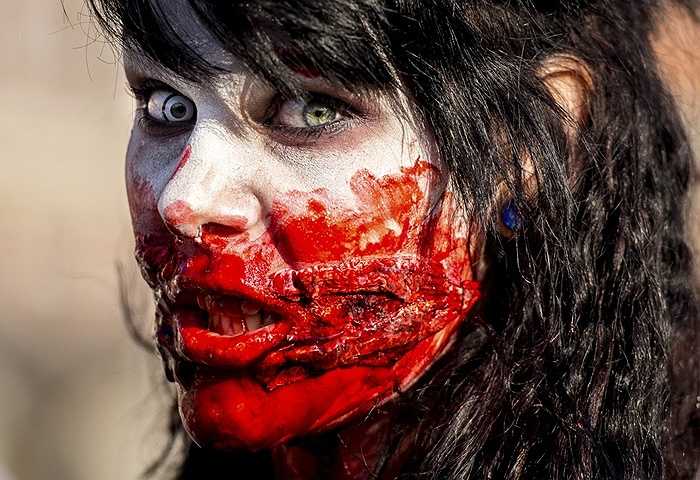 Cô gái hóa trang cực ấn tượng vào vai thây ma ở Lille, Pháp
