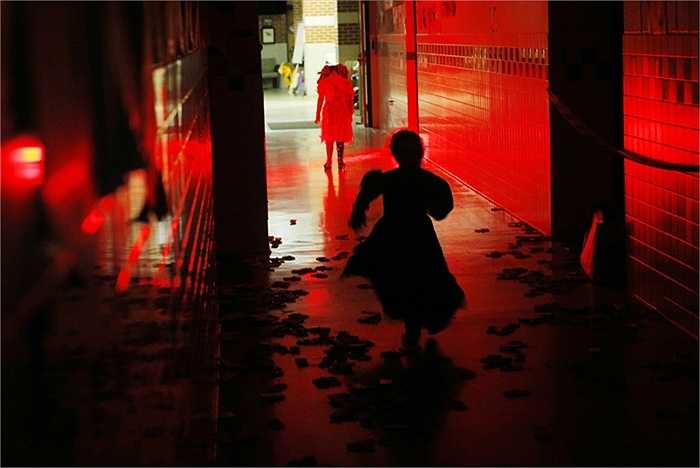 Cô bé hóa trang thành xác sống chạy trên đường phố bang Massachusetts, Mỹ