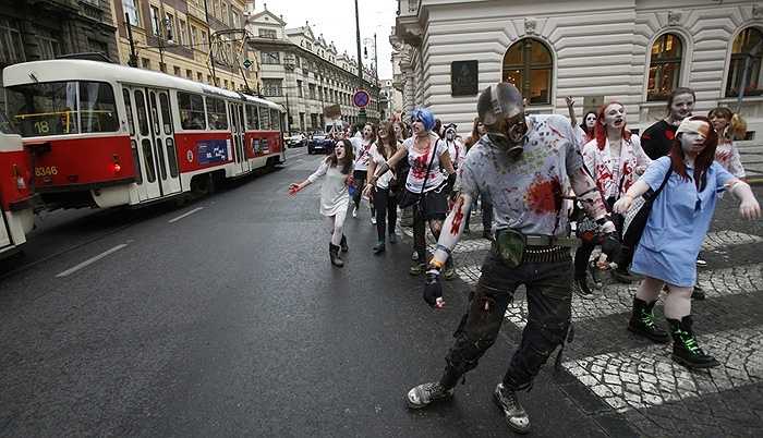 Đoàn zombie hành quân trong trung tâm Prague, Séc