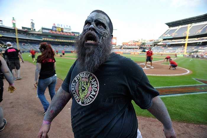 Hóa thân vào thây ma trong sân vận động ở Atlanta, Georgia