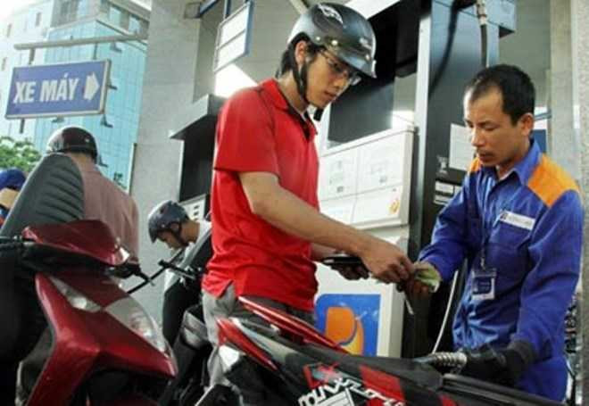 Chào buổi tối: Giá xăng không giảm, người dân phản ứng gay gắt