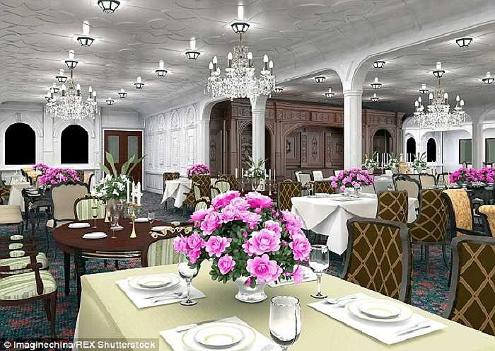 Đồ ăn trên phiên bản nhái cũng sẽ được phục vụ y hệt như trên con tàu Titanic năm 1912. Được biết, để tái hiện lại y hệt tàu Titanic gốc, người ta phải sử dụng tới 20.000 bản vẽ.