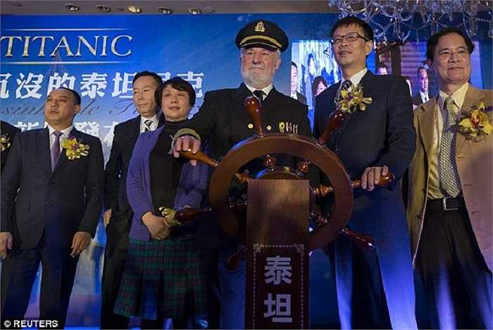 Bernald Hill, nam diễn viên đóng vai Thuyền trưởng Edward Smith trong bộ phim năm 1996 cũng đã được mời tới lễ khởi động dự án trong trang phục mà ông mặc khi đóng phim.