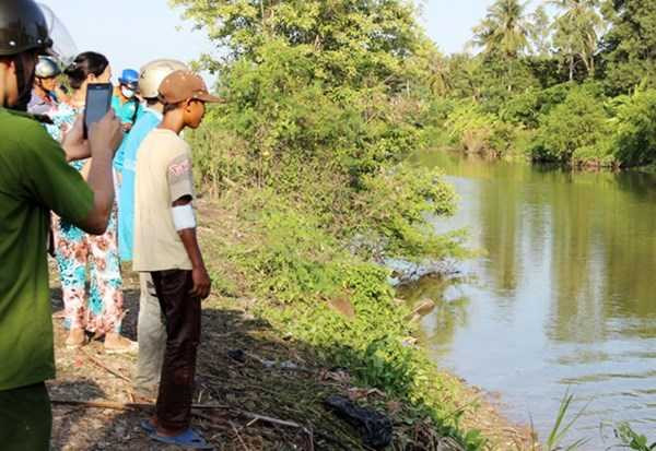 Ôtô lao xuống sông, giám đốc công ty bảo hiểm tử nạn