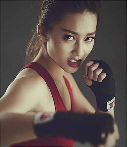Nhắc tới các mỹ nhân thể thao của showbiz Việt, không thể không kể tới boxing girl Khả Ngân. Cô nổi lên sau khi bộ ảnh với chủ đề tập quyền anh của cô được đăng tải trên mạng. 