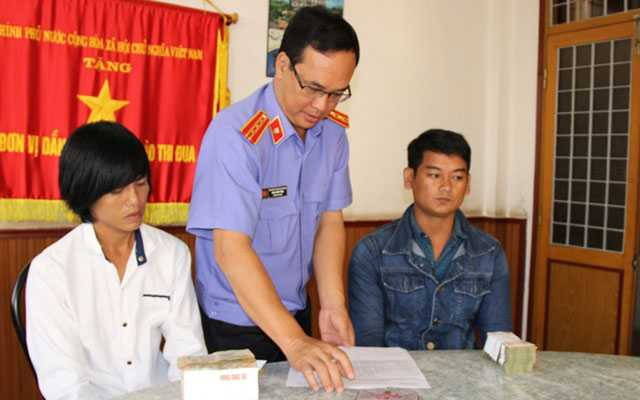 Đại diện VKSND tỉnh Sóc Trăng chi trả tiền bồi thường cho Sóc và Đỡ.