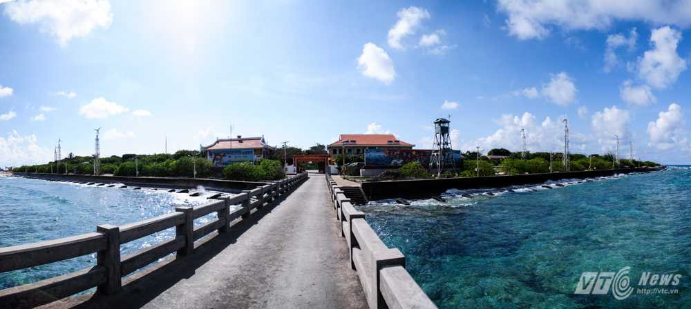 Toàn cảnh đảo Trường Sa lớn nhìn từ cầu tàu