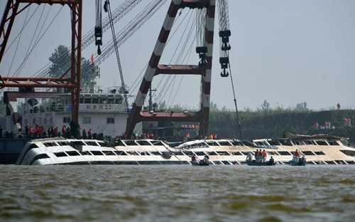 Lật ngược tàu bị úp lên