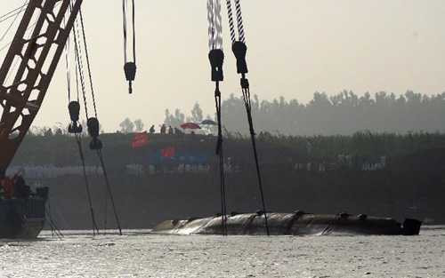 Bắt đầu dùng cần cẩu để kéo tàu lên