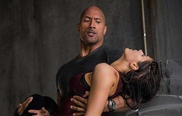 Trong phim, Alexandra vào vai Blake, cô con gái xinh đẹp, dũng cảm, lanh lợi của 'The Rock' Dwayne Johnson.