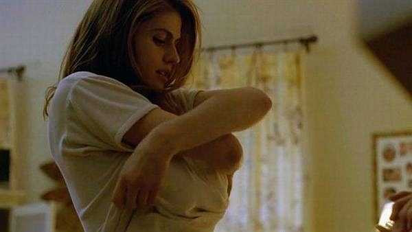 Alexandra Daddario từng khoe trọn ngực trần trong phim truyền hình 'True Detective' vào năm 2014.