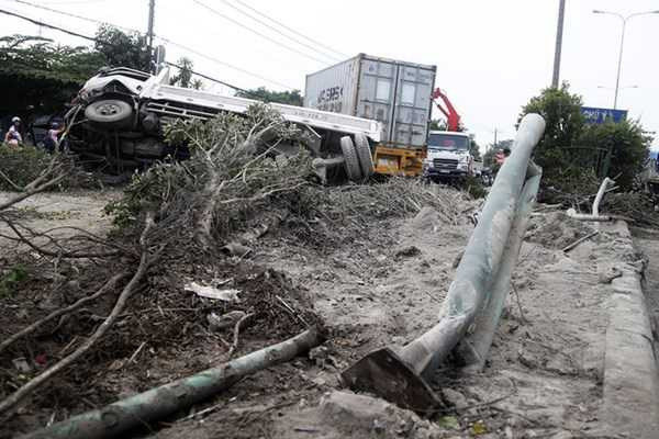 Xe container húc ôtô tải văng qua đường ngược chiều