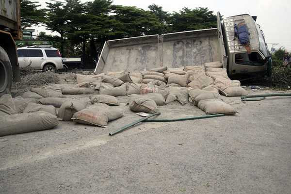 Xe container húc ôtô tải văng qua đường ngược chiều