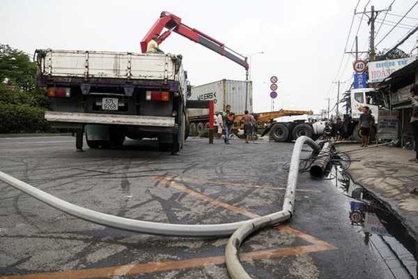 Xe container húc ôtô tải văng qua đường ngược chiều