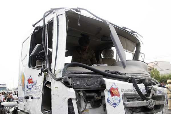 Xe container húc ôtô tải văng qua đường ngược chiều