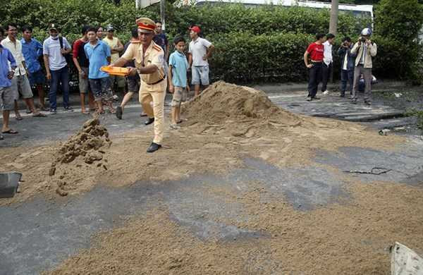 Xe container húc ôtô tải văng qua đường ngược chiều