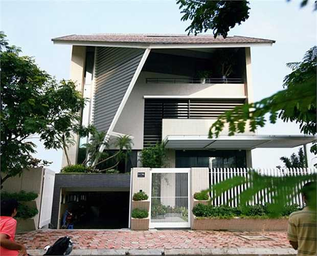 Cùng với mái, tấm chắn nắng và hệ lam che phủ các mảng tường giúp chống nóng cho tường nhà hiệu quả. Đồng thời, ý tưởng chống nắng cũng đảm bảo yếu tố thẩm mỹ, cân đối, hài hòa cho công trình.