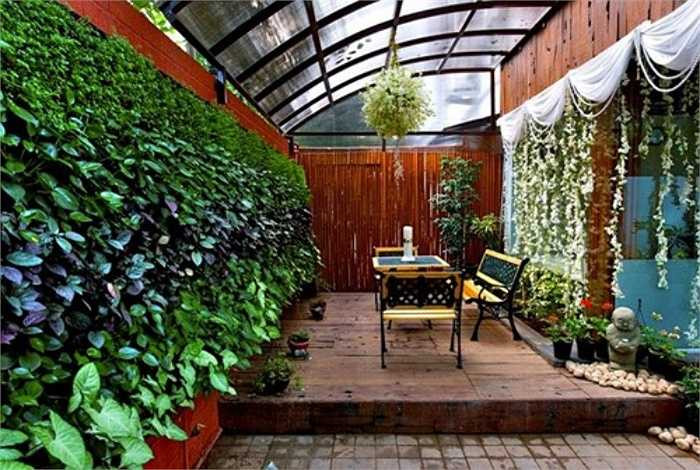Tường cây xanh trong nhà cũng là cách 'chuẩn' để giảm nhiệt, nhất là với phía tường thường bị ánh nắng hun nóng. Tuy nhiên, cách thi công này cần chú ý đến các khâu chống thấm, việc chăm sóc cây xanh thuận tiện cho gia chủ. 