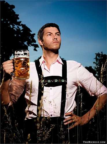 9. Đức. Các quý ông Đức thực sự rất cao và đặc điểm là rất lạnh lùng, nam tính. Một số gương mặt nổi tiếng của đàn ông Đức khiến phụ nữ 'phát cuồng' như diễn Benjamin Sadler hay người mẫu Martin Bergmann.