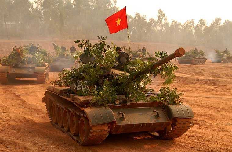  Xuất hiện từ trong cuộc kháng chiến chống Mỹ, xe tăng T-54/55 của Việt Nam tới ngày nay vẫn là 'nắm đấm thép' chủ lực của quân đội ta, là vũ khí đột kích quan trọng trên chiến trường. 