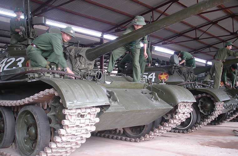  Các 'cụ' xe tăng T-54/55 luôn luôn được lau chùi, bảo dưỡng thường xuyên, duy trì hệ số kĩ thuật cao, đảm bảo sẵn sàng chiến đấu. 