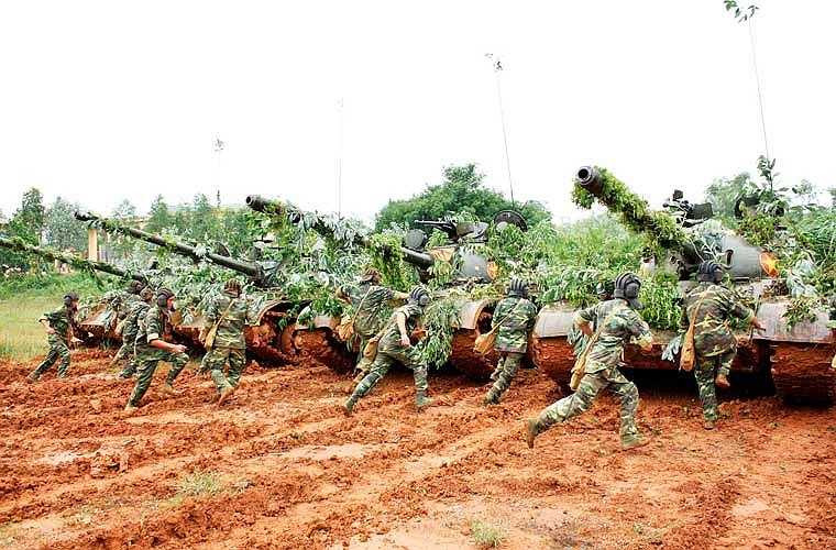 Kíp chiến đấu 4 người một xe khẩn trương leo lên 'rùa thép'. 