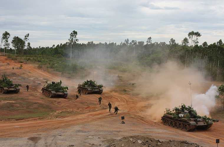  Các xe tăng chiến đấu chủ lực T-54/55 chi viện cho đội hình bộ binh tiến công diệt địch trong cuộc diễn tập. 