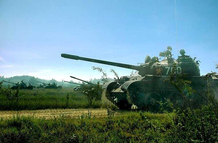 Xe tăng T-54/55 được trang bị pháo rãnh xoắn D-10T 100mm cùng đại liên 7,62mm và 12,7mm. Ảnh: đội hình xe tăng vào tuyến bắn. 