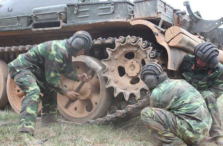  Kíp lái tăng được đào tạo thành thục, sẵn sàng trở thành thợ sửa xe khi cần. 