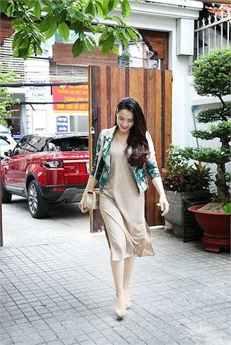 So với sự xuất hiện lần đầu, lần này Trang Nhung trông thon gọn hơn nhưng dường như cơ thể vẫn chưa lấy được số đo hoàn hảo như thuở trước.