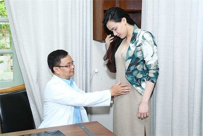 Cô được các bác sỹ khám rất cẩn thận.