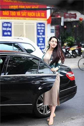 Trang Nhung ăn mặc nhẹ nhàng nhưng lộ rõ vóc dáng chưa thon gọn như hồi chưa có bầu.