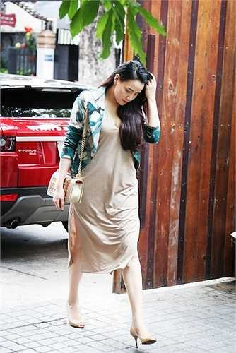 Tuy nhiên cô vẫn năng động và xinh đẹp với gu thời trang nhẹ nhàng.