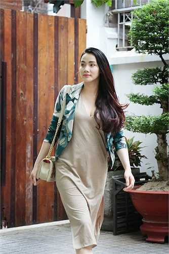 Tại đây mặt dù cơ thể vẫn còn hơi tròn trịa nhưng nữ diễn viên vẫn giữ được thần thái tự tin, quyến rũ dù chỉ mới sinh con được 4 tuần.