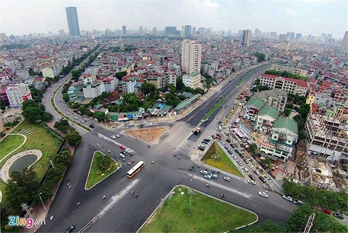 Ngoài tuyến vành đai 1 liên tục phá vỡ kỷ lục, trên địa bàn thủ đô, nhiều dự án cũng có giá cả nghìn tỷ cho vài trăm mét đường. Tháng 2/2015, đường Nguyễn Văn Huyên kéo dài với tổng mức đầu tư 696 tỷ đồng được hoàn thành.