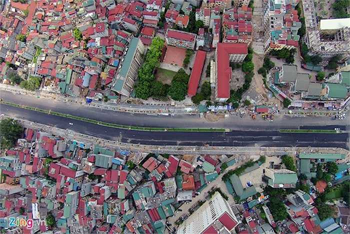 Tuyến đường dài 565 m có chi phí trung bình 1,7 tỷ đồng/m. Việc giải phóng mặt bằng đường Nguyễn Văn Huyên kéo dài 'ngốn' 70% nguồn kinh phí.