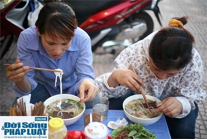 Chị Tuyết và chị Lan là 2 người làm nghề thu lượm ve chai. Với thu nhập ít ỏi, thậm chí chẳng đáng là bao, hơn nữa hàng tháng các chị lại phải lo cho chồng cho con nên với các chị việc ung dung ngồi ăn những bát phở, bún bò Huế là một điều quá đỗi xa xỉ. 'Chị em đi làm qua đây thấy nhân viên phát tờ rơi chúng tôi tưởng quán lừa chúng tôi, thế nhưng sau khi nhân viên mời nhiệt tình chúng tôi vào thưởng thức thì mới biết đúng là thật. Bún rất ngon, có lẽ với chị em chúng tôi bao năm qua chưa từng 
